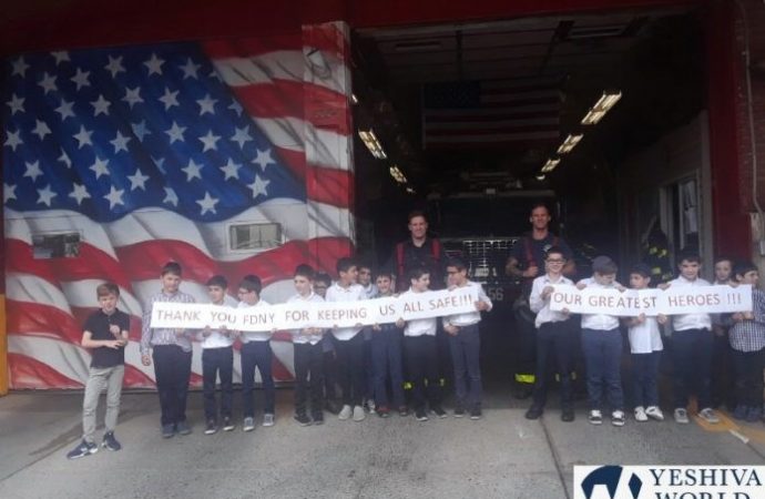 Alumnos de Ieshivá de tercer grado agradecen a los bomberos por su heroísmo