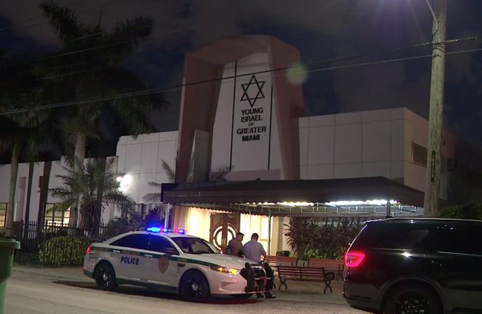 Sospechoso del tiroteo fuera de la sinagoga de Miami acusado de crímenes de odio