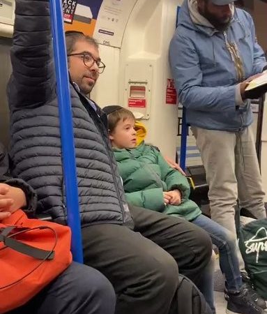 Mujer musulmana interviene para detener agresión antisemita en el metro de Londres