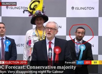 La cara asombrada del judío observante frente a la mentira descarada de Corbyn se vuelve viral