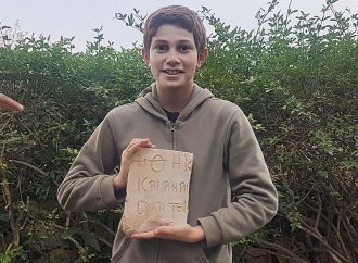 Sólo en Israel: un niño encontró una losa de mármol bizantina con inscripción griega