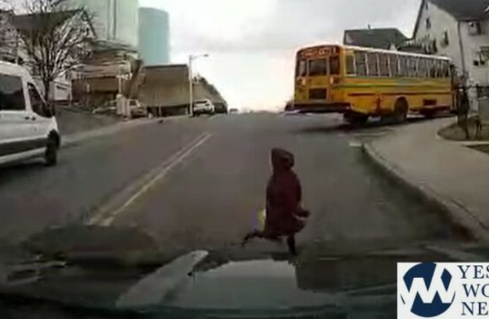 Estremecedor video: El conductor se detiene justo frente al niño que corre por la calle Kiryat Joel
