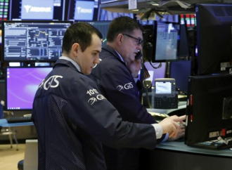Dow aumenta casi 1.300 puntos en espera de ayuda del Banco Central en la economía