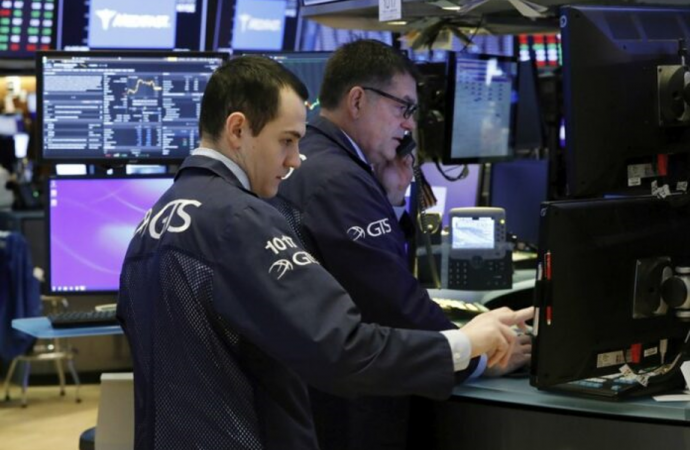 Dow aumenta casi 1.300 puntos en espera de ayuda del Banco Central en la economía