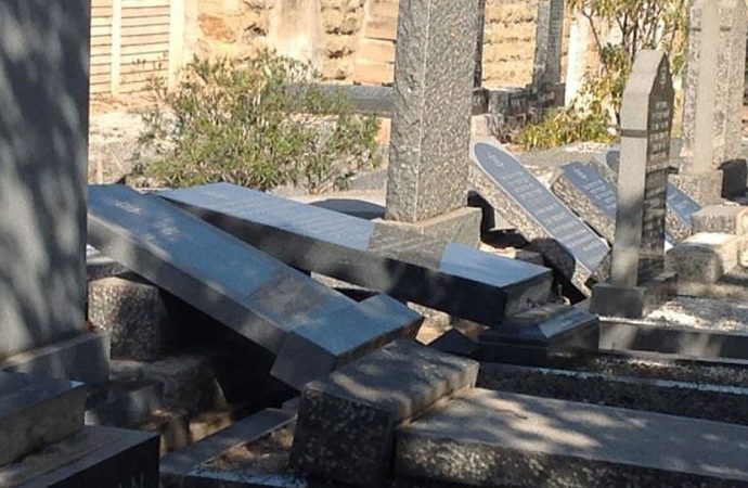 Más de 30 lápidas dañadas en cementerio judío de Sudáfrica