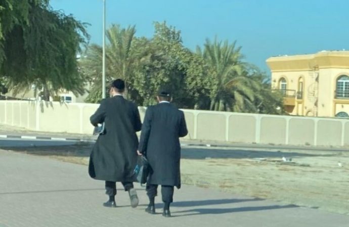 Periodistas hareidim caminan por Dubai con sus atuendos jasídicos