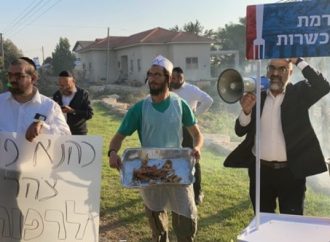 Mashguijim israelíes fríen camarones en protesta por las reformas de Kashrut