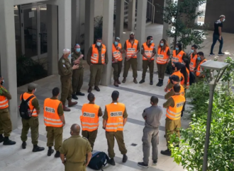 Los casos diarios de Israel se disparan a más de 30.000 y las FDI para ayudar a los hospitales
