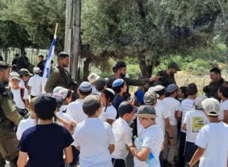 Niños israelíes celebran la liberación de Gush Etzion y de Hebrón