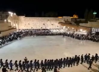Cientos de personas cantan y bailan en el Kótel al finalizar Shavuot