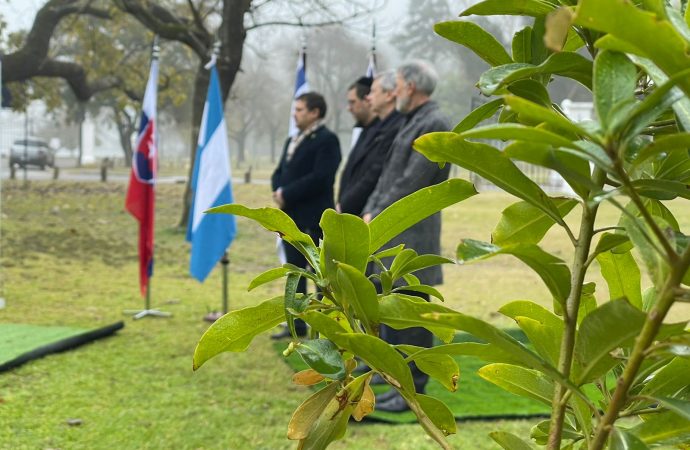 El embajador de la república Eslovaca, Sr. Rastislav Hindický plantó un nuevo árbol junto al KKL