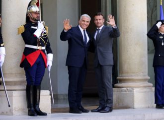 Macron insta al nuevo primer ministro de Israel a hacer una paz histórica con los palestinos