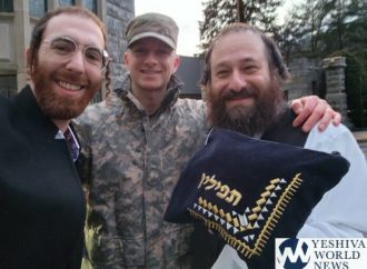 <strong>La buena acción del día.</strong> El Pintele Yid de West Point obtiene un par de Tefilín gracias al legislador de Rockland, Aron Wieder