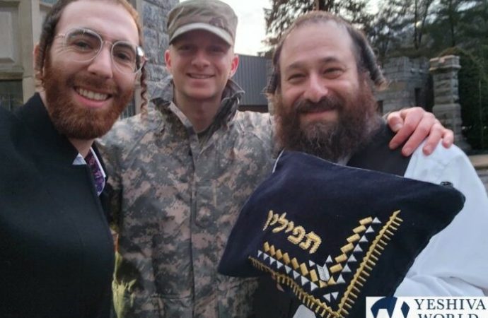 El Pintele Yid de West Point obtiene un par de Tefilín gracias al legislador de Rockland, Aron Wieder