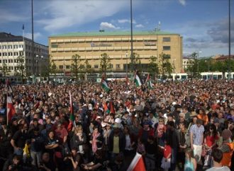 <strong>Horror.</strong> Manifestantes en Suecia planeaban quemar un Séfer Torá frente a la embajada de Israel