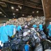Boro Park: Hombre se reunió con Talit y Tefilín después de que los voluntarios examinaran montones de basura [videos y fotos]