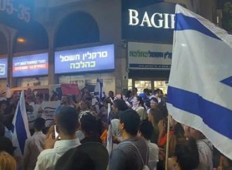 <strong>Respuesta al odio.</strong> Marcha de la Hermandad: Cientos muestran su apoyo a los residentes de Bnei Brak