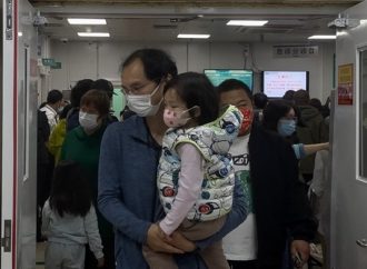 <strong>¿Covid 2.0? .</strong> Las autoridades chinas restablecen las mascarillas mientras una misteriosa enfermedad arrasa el país