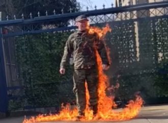 Miembro de la Fuerza Aérea de EE. UU. se prende fuego frente a la embajada de Israel