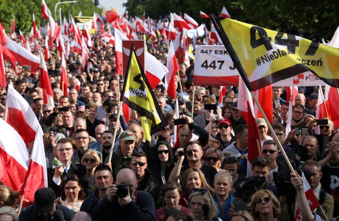 Los nacionalistas polacos gritan consignas antisemitas mientras queman un libro sobre judíos