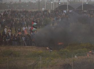 <strong>Gaza.</strong> Manifestantes árabes lanzan piedras y explosivos en la frontera