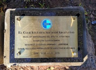 <strong>En el club CASA.</strong> Se descubrió una placa por el atentado a la AMIA