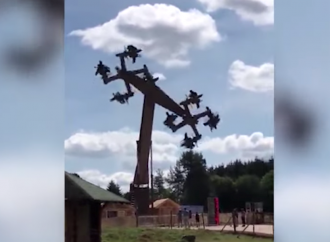 <strong>Alemania.</strong> Nuevo paseo de un parque de atracciones parece esvásticas giratorias