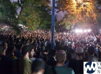 <strong>Que sus nombres sean borrados.</strong> Los palestinos disparan fuegos artificiales mientras miles asisten a Levayá de Dvir Sorek z’l