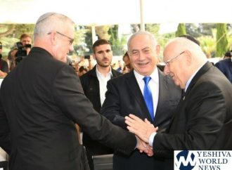 <strong>En busca de alianzas.</strong> Gantz rechaza la mano extendida de Netanyahu hacia el gobierno de unidad nacional