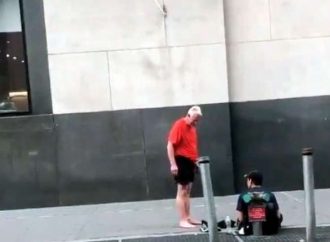 <strong>Actos de jésed.</strong> Jogger le da sus zapatillas a un hombre sin hogar y camina descalzo a casa