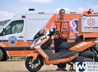 <strong>Kiddush Hashem.</strong> El presidente de United Hatzalah realiza RCP sobre una mujer árabe en el aeropuerto Ben-Gurión