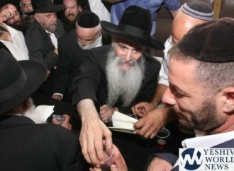 <strong>Dramática detención.</strong> Un hombre con un cuchillo intenta apuñalar a Mekubal HaRav David Abujatzeira en Nahariya