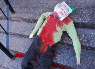 <strong>Antisemitismo.</strong> Efigie de multimillonario judío ucraniano rociada con pintura roja