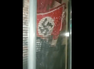 <strong>Estados Unidos.</strong> Bandera nazi vista colgando en el edificio estatal en Sacramento
