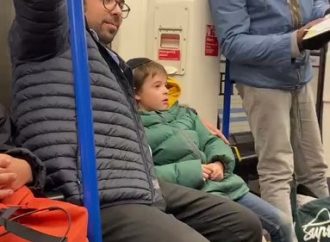 <strong>Loable actitud.</strong> Mujer musulmana interviene para detener agresión antisemita en el metro de Londres
