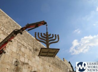 <strong>Una tonelada de peso.</strong> Gran Menorá de Janucá en el Kotel