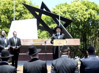 <strong>Cementerio de Tablada.</strong> Con la presencia del Gran Rabino Lau, se rindió homenaje a las víctimas fatales de los atentados a la Embajada de Israel y a la AMIA