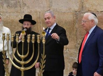 <strong>Festividad.</strong> Netanyahu y Friedman encendieron la primera vela de Jánuca en el Muro Occidental