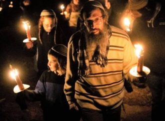 <strong>En sitio bíblico.</strong> Arabes arrojan bombas de fuego a israelíes que celebran Janucá