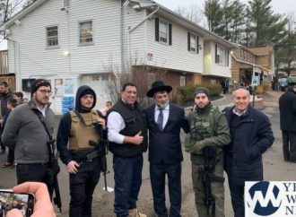 <strong>Con rifles de asalto.</strong> Judíos ortodoxos armados hasta los dientes en Monsey