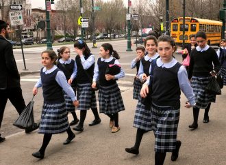 <strong>Antisemitismo.</strong> 3 adolescentes arrojan piedras al autobús lleno de estudiantes de primaria judíos en Brooklyn