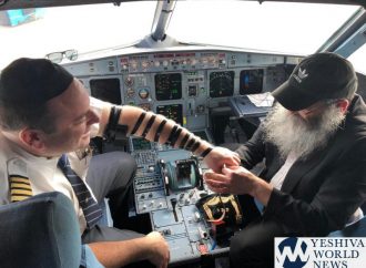 <strong>Mitzvot en el aire.</strong> Shelíaj de Jabad pone Tefilín a ambos pilotos en vuelo a Bahamas