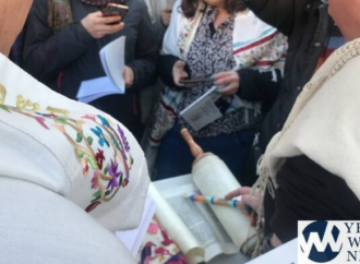 <strong>Provocación de Rosh Jódesh.</strong> Las mujeres del muro escabullen Séfer Torá en la sección de mujeres del Kotel
