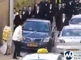 <strong>Conducta salvaje.</strong> Adolescentes amenazan con cuchillos a jareidim en Bnei Brak
