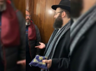 <strong>¡Impactante!.</strong> Un hombre sin hogar en Times Square le dice al Rav que hará sandalias con correas de tefilín
