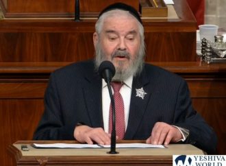 <strong>Sobreviviente de la Shoá.</strong> El rabino Romi Cohn ofrece una oración de apertura en el Congreso