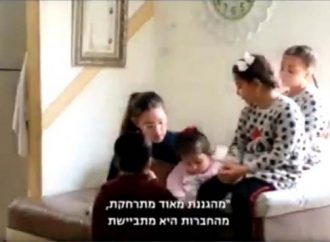 <strong>Jésed﻿.</strong> Niña Haredi acuna a 9 niños cuyos padres fueron hospitalizados con COVID-19
