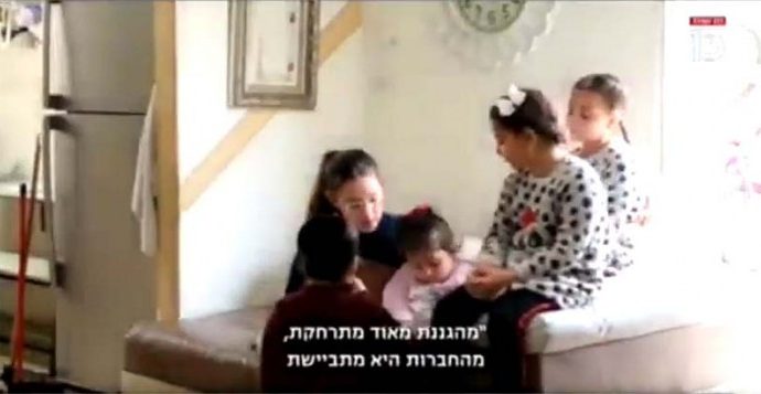 Niña Haredi acuna a 9 niños cuyos padres fueron hospitalizados con COVID-19