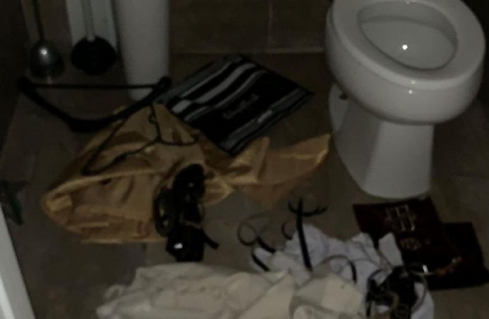 Talitot en inodoros y rollos de Torá cortados en sinagoga de Montreal