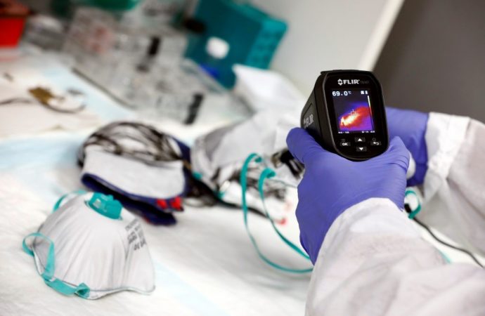 La máscara autolimpiante puede matar los virus con el calor del cargador del teléfono